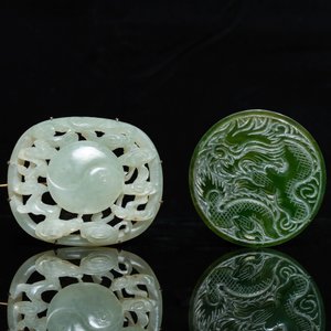 A Chinese white jade snuff bottle and two green jade carvings, 17th C. and later — 照片 8