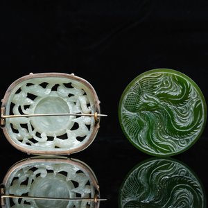 A Chinese white jade snuff bottle and two green jade carvings, 17th C. and later — 照片 9