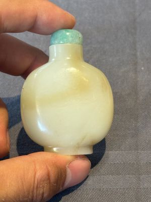 A Chinese white jade snuff bottle with jadeite stopper, 18/19th C. — photo 1