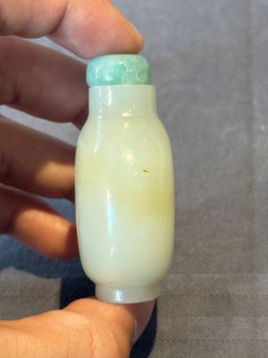 A Chinese white jade snuff bottle with jadeite stopper, 18/19th C. — photo 2