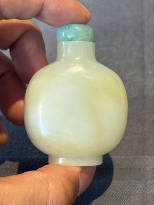 A Chinese white jade snuff bottle with jadeite stopper, 18/19th C. — photo 3