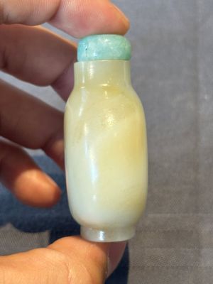 A Chinese white jade snuff bottle with jadeite stopper, 18/19th C. — photo 4