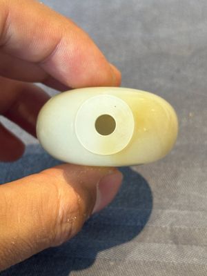 A Chinese white jade snuff bottle with jadeite stopper, 18/19th C. — photo 5