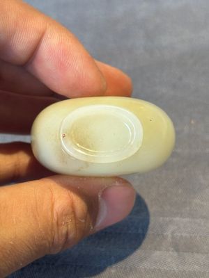 A Chinese white jade snuff bottle with jadeite stopper, 18/19th C. — photo 6