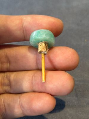 A Chinese white jade snuff bottle with jadeite stopper, 18/19th C. — photo 8