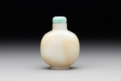 A Chinese white jade snuff bottle with jadeite stopper, 18/19th C.