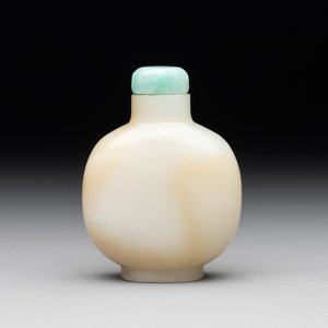 A Chinese white jade snuff bottle with jadeite stopper, 18/19th C. — photo 1