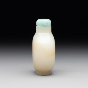 A Chinese white jade snuff bottle with jadeite stopper, 18/19th C. — photo 2