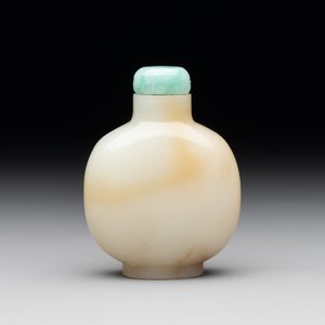 A Chinese white jade snuff bottle with jadeite stopper, 18/19th C. — photo 3