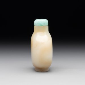 A Chinese white jade snuff bottle with jadeite stopper, 18/19th C. — photo 4