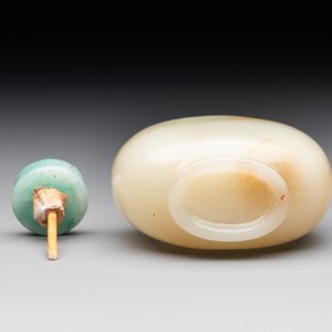 A Chinese white jade snuff bottle with jadeite stopper, 18/19th C. — photo 6