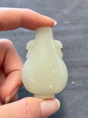 A Chinese white jade snuff bottle with lion-form handles, 19th C. — photo 1