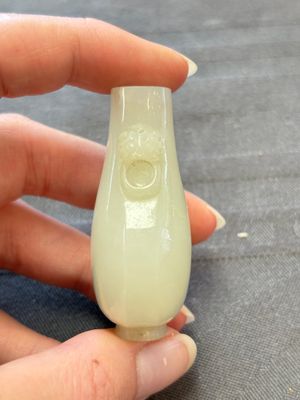 A Chinese white jade snuff bottle with lion-form handles, 19th C. — photo 2