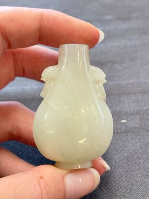 A Chinese white jade snuff bottle with lion-form handles, 19th C. — photo 3