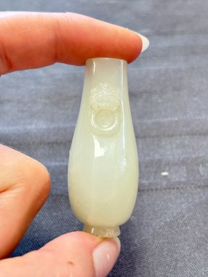 A Chinese white jade snuff bottle with lion-form handles, 19th C. — photo 4
