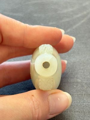 A Chinese white jade snuff bottle with lion-form handles, 19th C. — photo 5