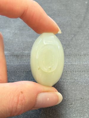 A Chinese white jade snuff bottle with lion-form handles, 19th C. — photo 6