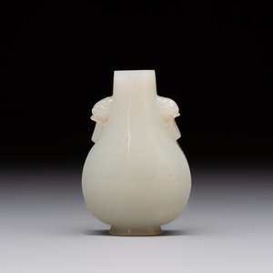 A Chinese white jade snuff bottle with lion-form handles, 19th C. — photo 1