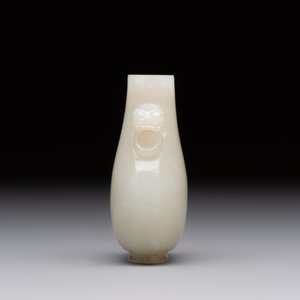 A Chinese white jade snuff bottle with lion-form handles, 19th C. — photo 2