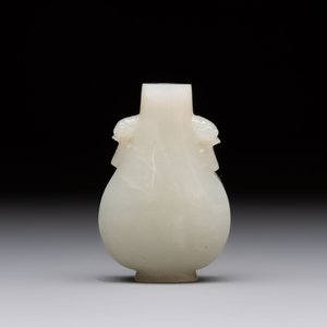 A Chinese white jade snuff bottle with lion-form handles, 19th C. — photo 3