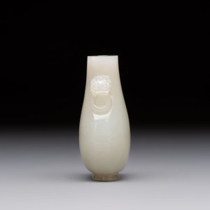 A Chinese white jade snuff bottle with lion-form handles, 19th C. — photo 4