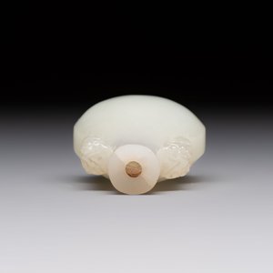 A Chinese white jade snuff bottle with lion-form handles, 19th C. — photo 5