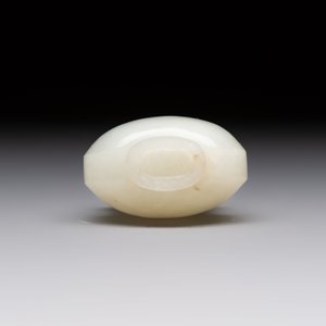 A Chinese white jade snuff bottle with lion-form handles, 19th C. — photo 6