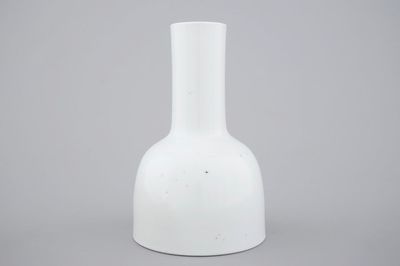 Un vase en porcelaine de Chine blanc monochrome, 18/19ème