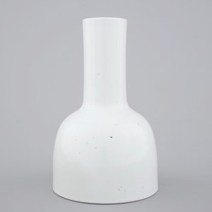 Un vase en porcelaine de Chine blanc monochrome, 18/19ème — photo 1