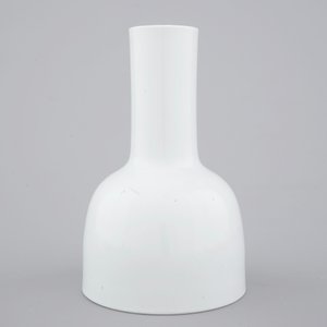 Un vase en porcelaine de Chine blanc monochrome, 18/19ème — photo 2