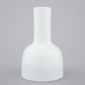 Un vase en porcelaine de Chine blanc monochrome, 18/19ème — photo 3