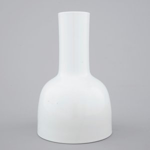 Un vase en porcelaine de Chine blanc monochrome, 18/19ème — photo 4