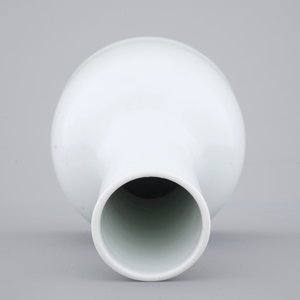 Un vase en porcelaine de Chine blanc monochrome, 18/19ème — photo 5
