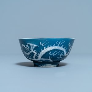 A Chinese white slip-decorated blue-ground 'dragon' bowl, Yu Tang Jia Qi mark, Wanli — 照片 2