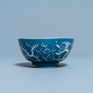A Chinese white slip-decorated blue-ground 'dragon' bowl, Yu Tang Jia Qi mark, Wanli — 照片 3