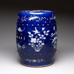 A Chinese white-slip-decorated blue-ground garden seat with floral design, 19th C. — photo 1