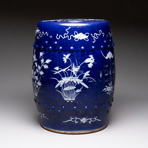 A Chinese white-slip-decorated blue-ground garden seat with floral design, 19th C. — photo 2