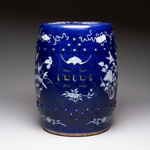 A Chinese white-slip-decorated blue-ground garden seat with floral design, 19th C. — photo 3