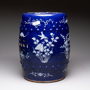 A Chinese white-slip-decorated blue-ground garden seat with floral design, 19th C. — photo 4