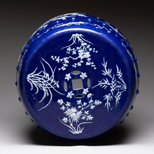 A Chinese white-slip-decorated blue-ground garden seat with floral design, 19th C. — photo 5