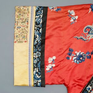 A Chinese woman's embroidered red silk side-opening informal coat, 19th C. — 照片 5