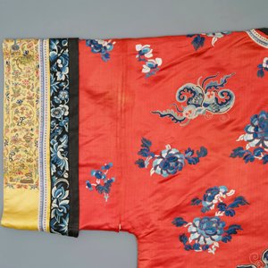 A Chinese woman's embroidered red silk side-opening informal coat, 19th C. — 照片 7