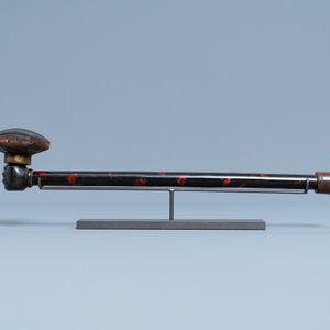 A Chinese woman's opium pipe in faux-tortoise lacquered and painted wood, 19th C. — 照片 2
