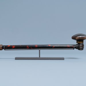 A Chinese woman's opium pipe in faux-tortoise lacquered and painted wood, 19th C. — photo 3