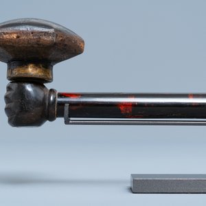 A Chinese woman's opium pipe in faux-tortoise lacquered and painted wood, 19th C. — photo 7