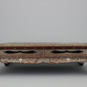 A Chinese wood and mother of pear inlaid tea table, 19th C. — photo 2