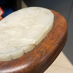 A Chinese wooden box and cover with a white jade 'quail' plaque, 18/19th C. — photo 20