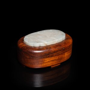 A Chinese wooden box and cover with a white jade 'quail' plaque, 18/19th C. — photo 2
