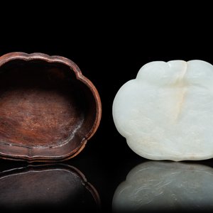 A Chinese wooden box with a white jade 'ruyi' plaque as cover, 18/19th C. — photo 3