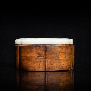 A Chinese wooden box with a white jade 'ruyi' plaque as cover, 18/19th C. — photo 5